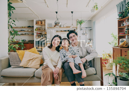 一個家庭在客廳放鬆 135898704