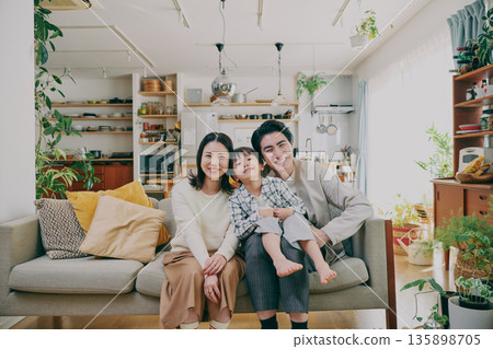 一個家庭在客廳放鬆 一個家庭在客廳放鬆 135898705