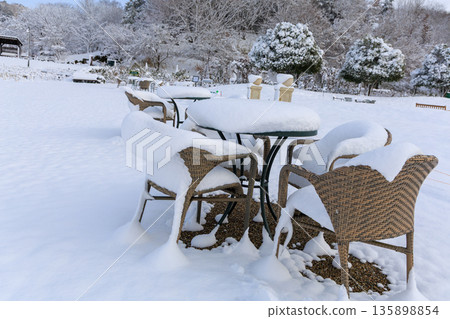 Snow-covered outdoor cafe seating at Gifu World Rose Garden and winter garden scenery Snow-covered outdoor cafe seating at Gifu World Rose Garden and winter garden scenery 135898854