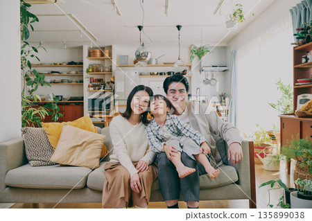 一個家庭在客廳放鬆 一個家庭在客廳放鬆 135899038