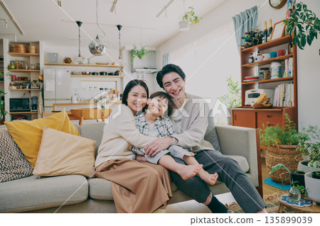 一個家庭在客廳放鬆 一個家庭在客廳放鬆 135899039