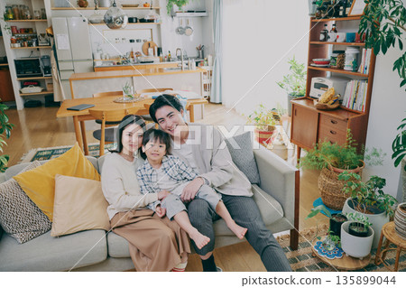 一個家庭在客廳放鬆 135899044