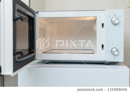 微波爐內部景象,爐門打開 微波爐內部景象,爐門打開 135899048