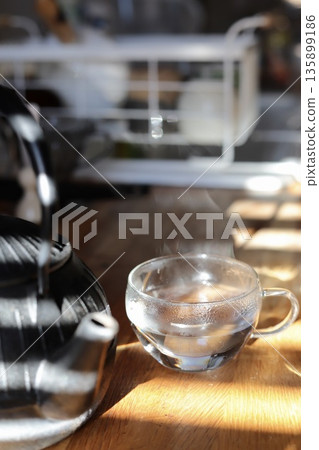 清晨第一件事，就是在廚房的鐵壺裡燒開熱水。 135899186
