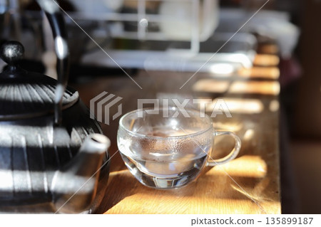 清晨第一件事，就是在廚房的鐵壺裡燒開熱水。 135899187