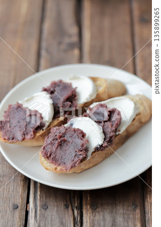 全麥鄉村麵包夾豆沙和奶油乳酪的開放式三明治 135899265