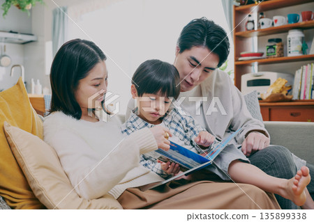 家庭在客廳裡看書 135899338
