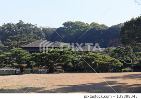 初冬的栗林庭園,隔著關水池可以看到南庭園的菊月亭。 初冬的栗林庭園,隔著關水池可以看到南庭園的菊月亭。 135899345