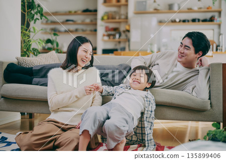 一個家庭在客廳放鬆 135899406