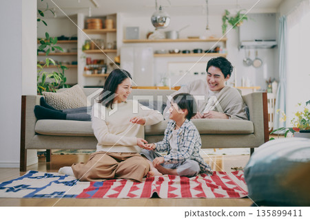 一個家庭在客廳放鬆 135899411