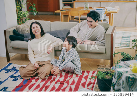 一個家庭在客廳放鬆 135899414