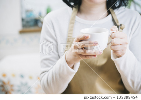 一個女人用一杯咖啡 一個女人用一杯咖啡 135899454