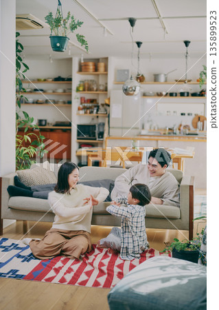 一個家庭在客廳放鬆 135899523