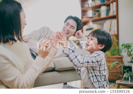 一個家庭在客廳放鬆 135899526