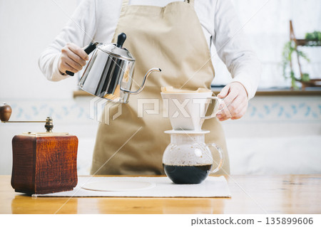一位女士正在製作滴漏咖啡 135899606