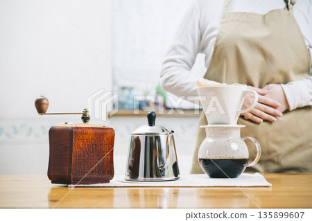 一位女士正在製作滴漏咖啡 135899607