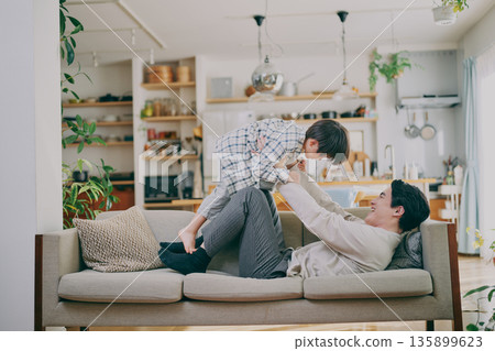 父母和孩子在客廳裡玩 父母和孩子在客廳裡玩 135899623