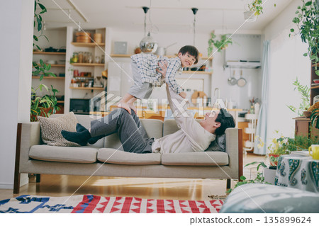 父母和孩子在客廳裡玩 父母和孩子在客廳裡玩 135899624