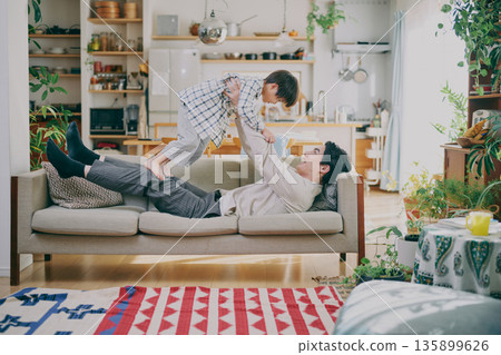 父母和孩子在客廳裡玩 父母和孩子在客廳裡玩 135899626