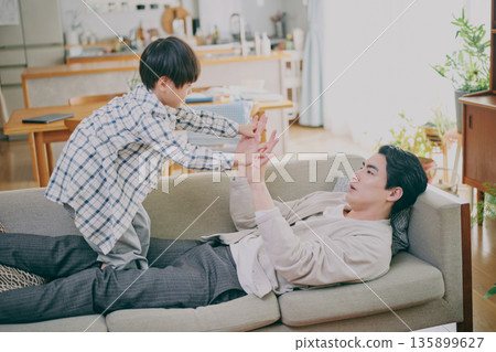 父母和孩子在客廳裡玩 父母和孩子在客廳裡玩 135899627