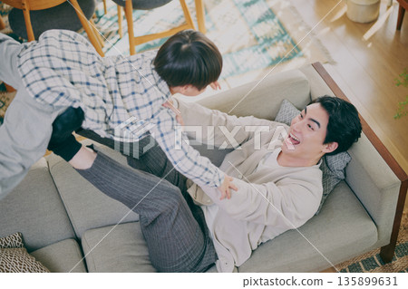 父母和孩子在客廳裡玩 父母和孩子在客廳裡玩 135899631