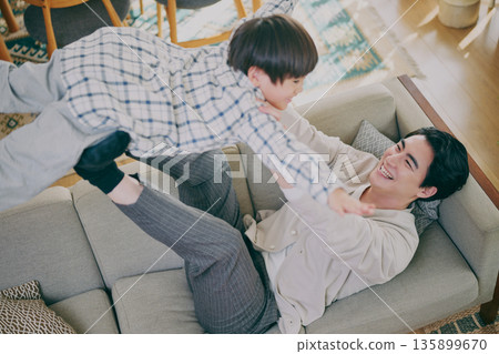 父母和孩子在客廳裡玩 父母和孩子在客廳裡玩 135899670