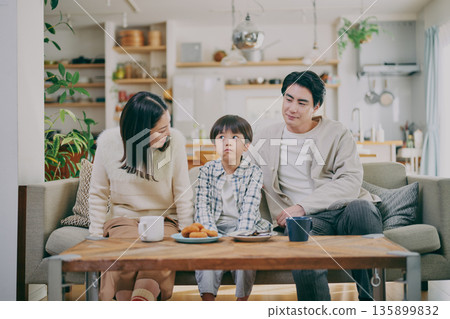 一個家庭在客廳放鬆 一個家庭在客廳放鬆 135899832