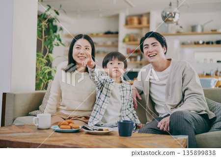 一個家庭在客廳放鬆 135899838