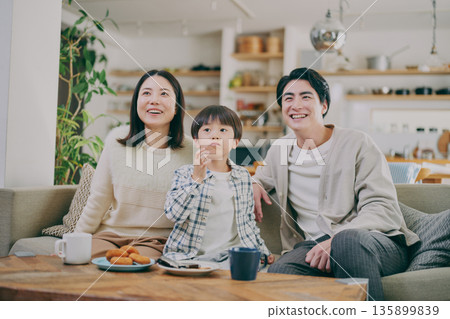 一個家庭在客廳放鬆 135899839