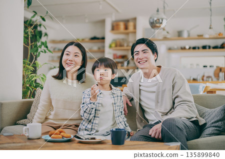 一個家庭在客廳放鬆 一個家庭在客廳放鬆 135899840