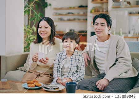 一個家庭在客廳放鬆 135899842