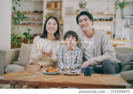 一個家庭在客廳放鬆 一個家庭在客廳放鬆 135899843