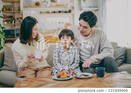 一個家庭在客廳放鬆 135899906