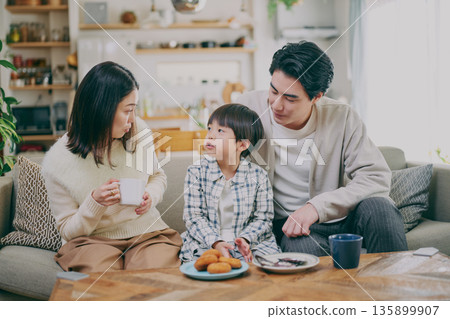 一個家庭在客廳放鬆 135899907