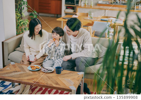 一個家庭在客廳放鬆 135899908