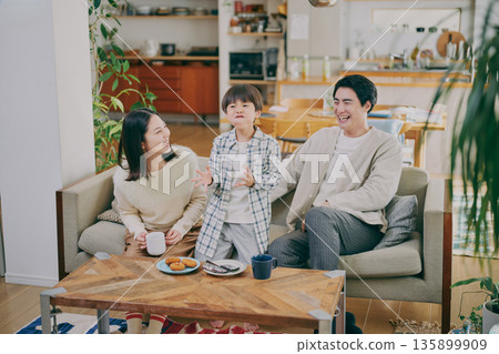 一個家庭在客廳放鬆 135899909