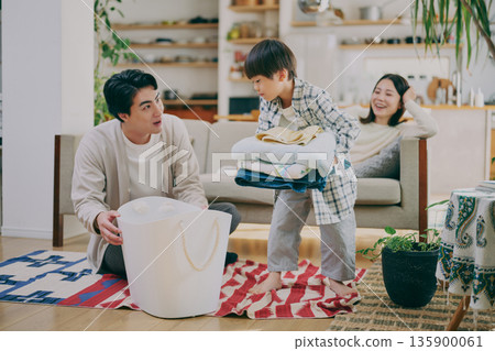 兒童和家長一起摺衣服 135900061