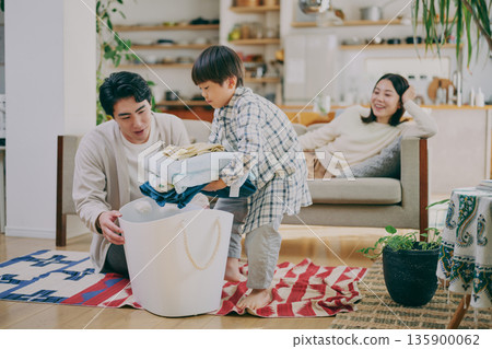 兒童和家長一起摺衣服 135900062