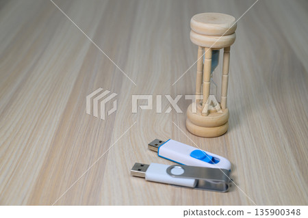 USB記憶體和沙漏代表資料傳輸時間 USB記憶體和沙漏代表資料傳輸時間 135900348