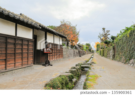 長崎縣島原市的一座武士宅邸，一條清澈的小溪流過 135900361