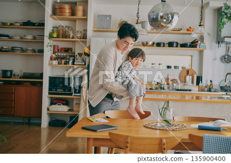 餐廳裡的父母和孩子 135900400