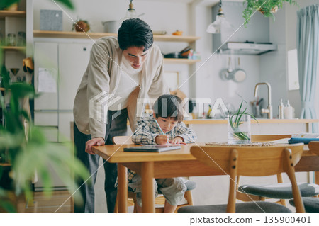 孩子在學習，家長在觀看 135900401