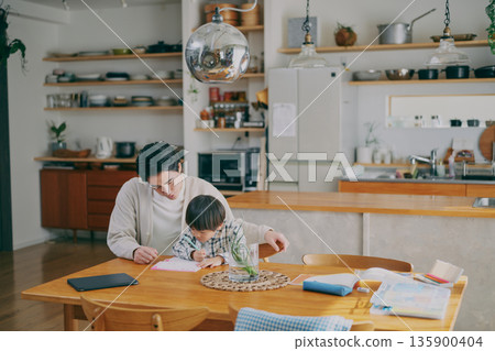 孩子在學習，家長在觀看 135900404