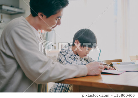 孩子在學習,家長在觀看 孩子在學習,家長在觀看 135900406