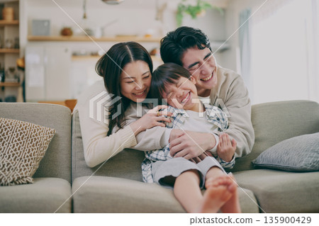 一個家庭在客廳放鬆 135900429