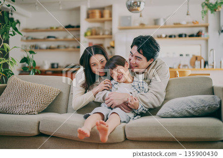 一個家庭在客廳放鬆 135900430