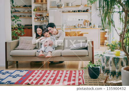一個家庭在客廳放鬆 135900432
