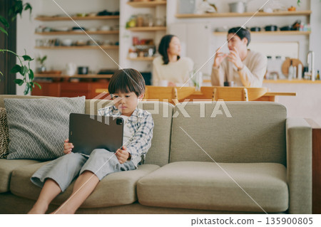 兒童和家長正在看平板電腦 兒童和家長正在看平板電腦 135900805