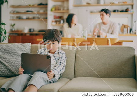 兒童和家長正在看平板電腦 兒童和家長正在看平板電腦 135900806