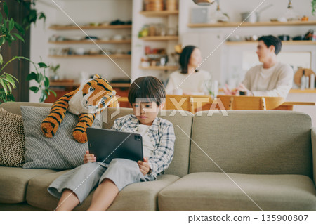 兒童和家長正在看平板電腦 135900807